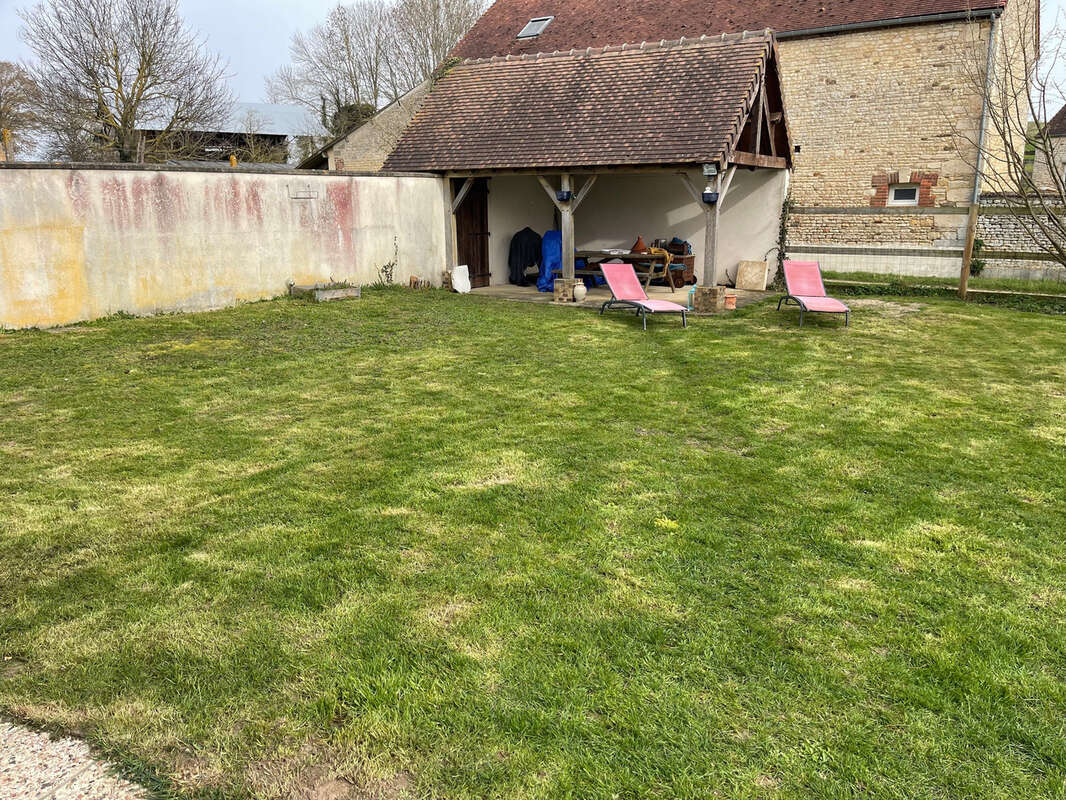 Maison à FONTAINE-LES-BASSETS