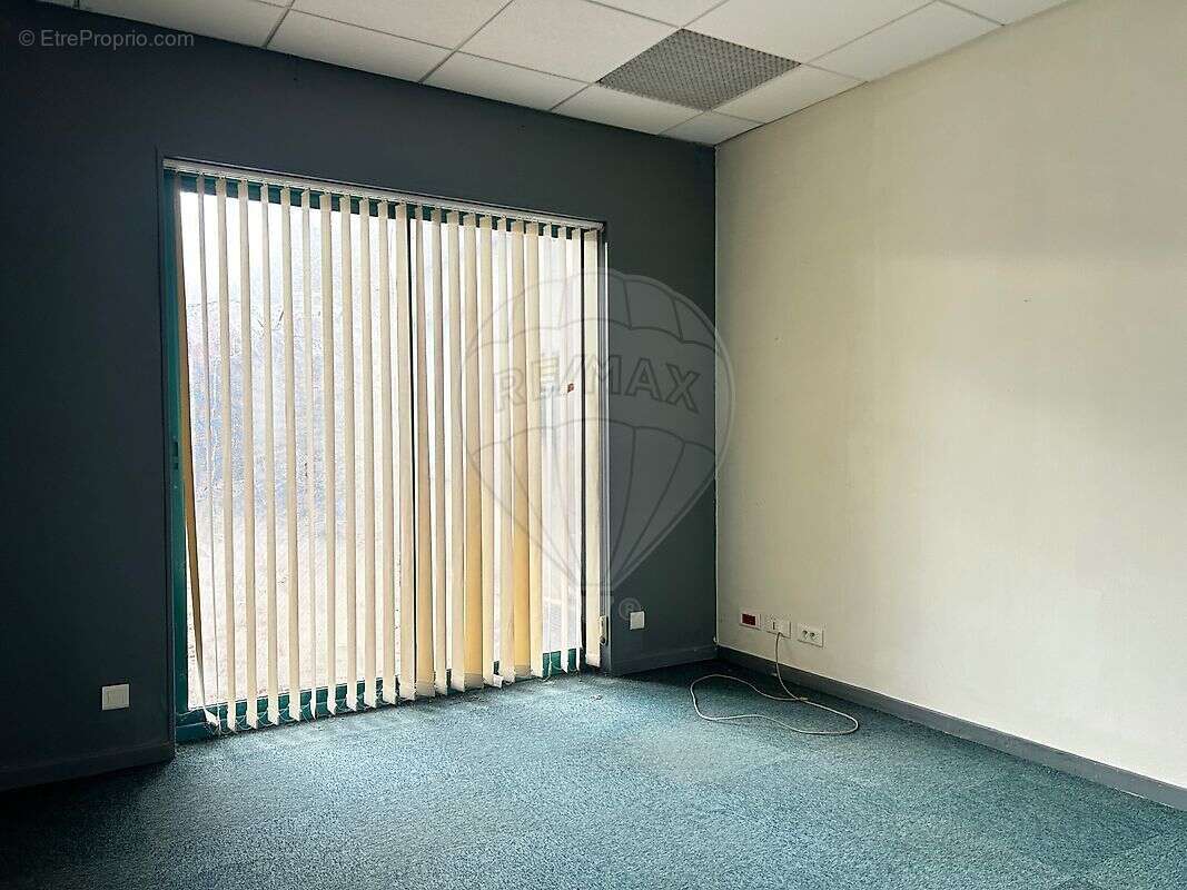 Commerce à VARENNES-VAUZELLES