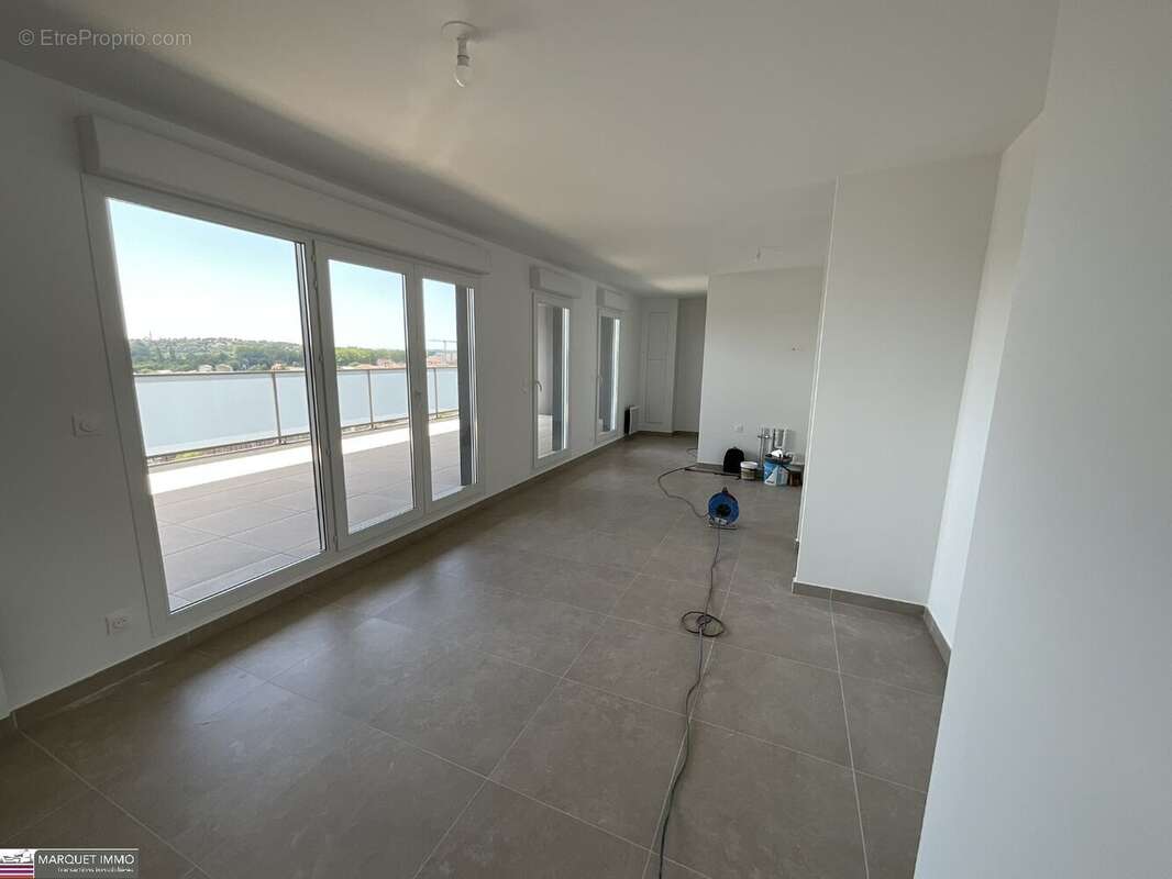 APT T3 offrant 64 m² avec terrasse 34 m² et parking privatif au 7° et dernier étage avec ascenseur... - photo 2