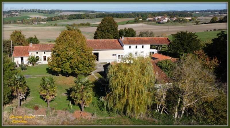 Maison à MONTMOREAU-SAINT-CYBARD
