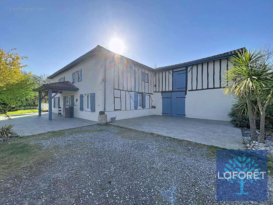 Maison à SAUGNAC-ET-CAMBRAN