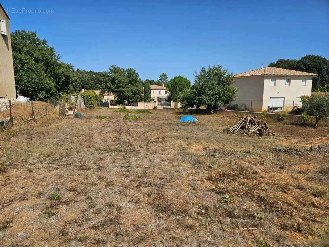 Terrain à FLASSANS-SUR-ISSOLE