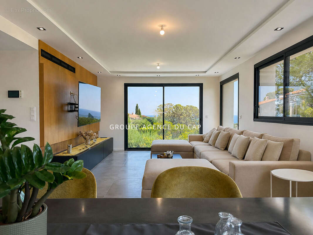 A vendre villa vue mer environ 200 m2 entierement renovee offrant 5 chambres dont 4 en suite piscine garage a saint aygulf - photo 3