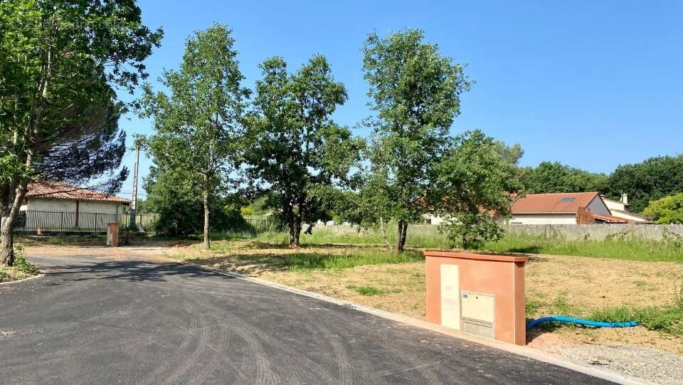 Terrain 648 m² à Montaigut-Sur-Save  - photo 2