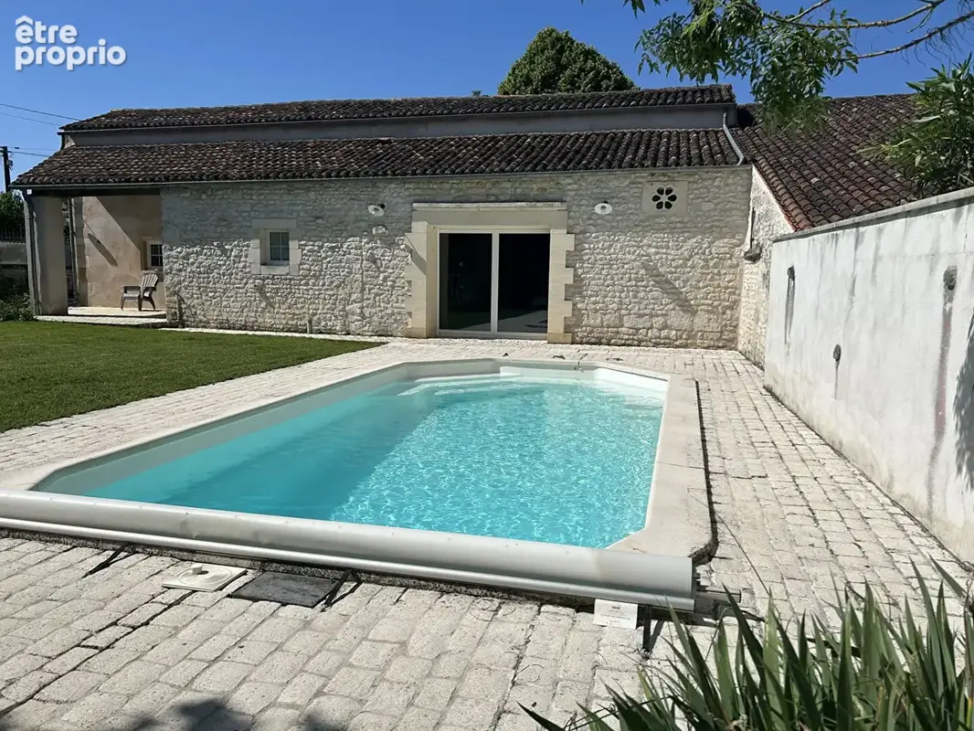 Longère de caractère de 261 m² avec piscine, dépendances et panneaux solaires - photo 2