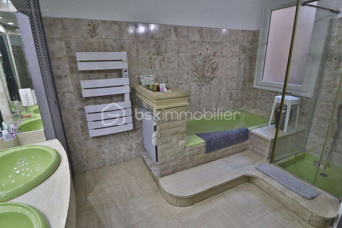 Maison de village R+3 de 169m², 4 chambres, garage, terrasse extérieure - photo 15