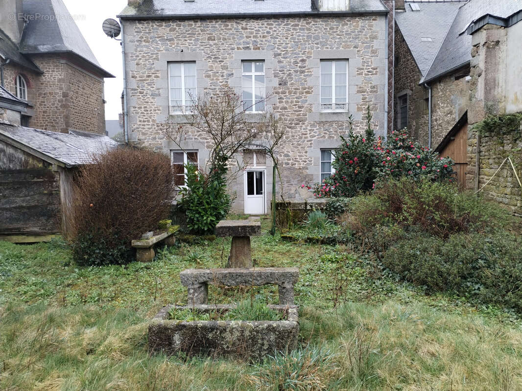 Maison à LOUVIGNE-DU-DESERT