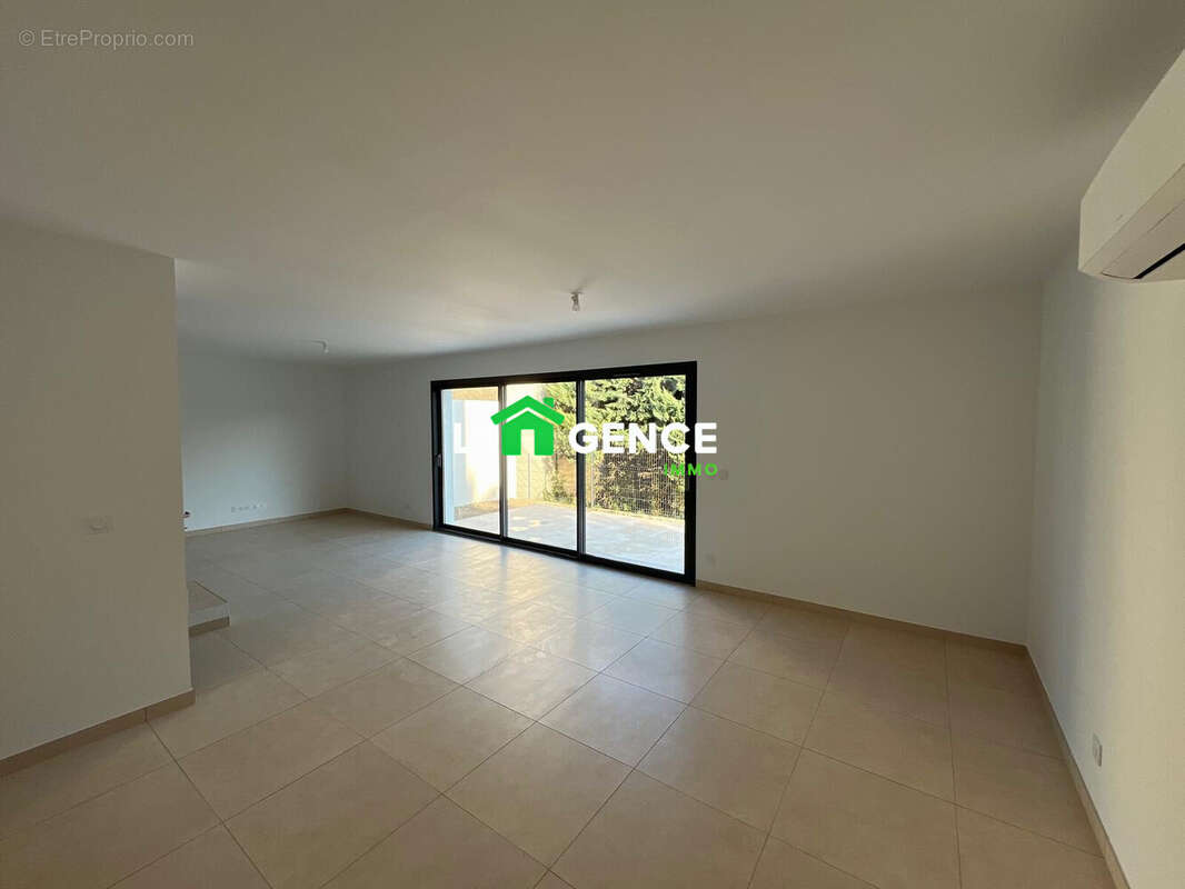 Maison à CAMARET-SUR-AIGUES