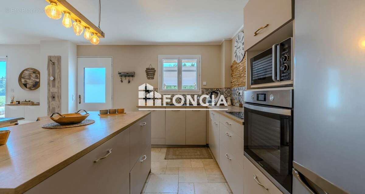 Exclusivité FONCIA, Mas de 138 m2 sur terrain de 700 m2 avec VUE sur les champs de lavande et GARAGE privatif - photo 8