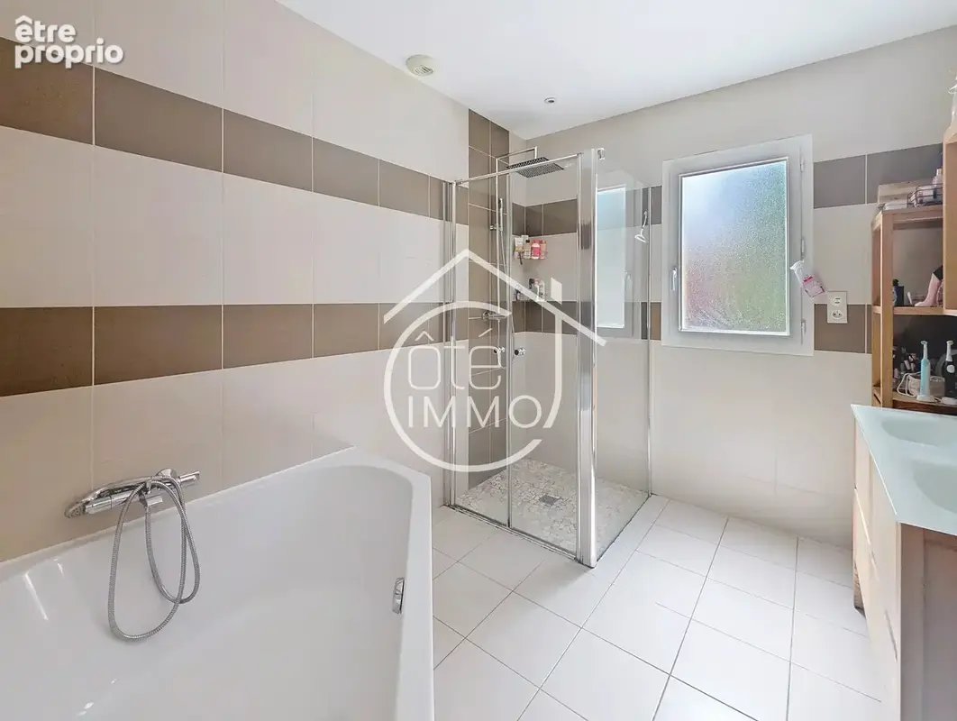 SAINT-PIERRE-D'EYRAUD : Maison 5 pièces de 118 m² avec grand garage et jardin - photo 8
