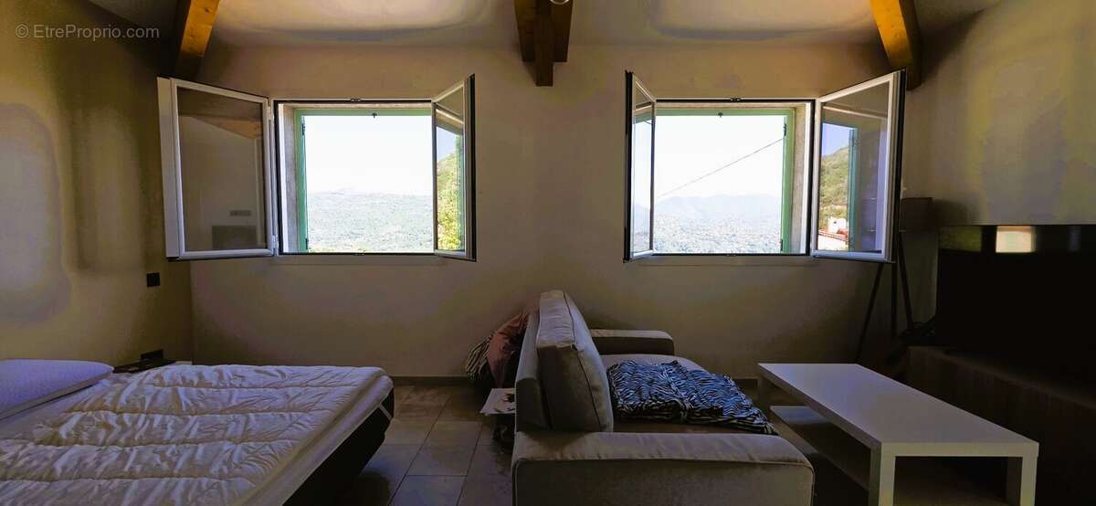 Maison à CHATEAUNEUF-VILLEVIEILLE