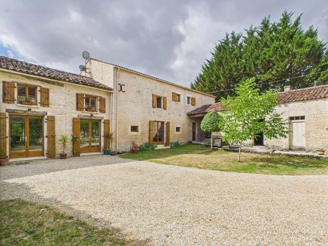 Maison à SAINT-PIERRE-DE-JUILLERS