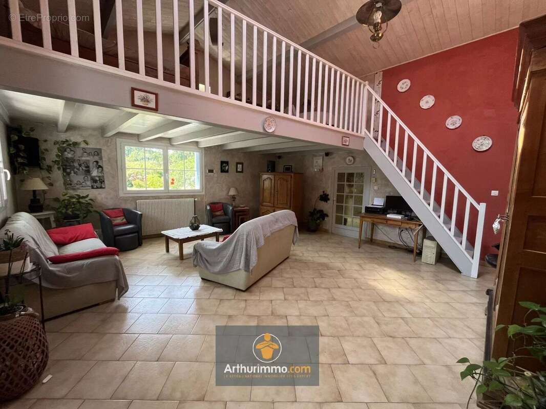 Maison à SAINT-CYR-DU-DORET