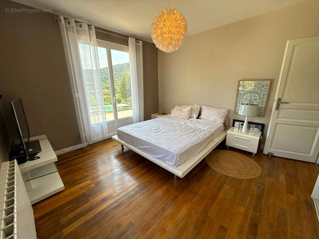 Maison de plain-pied de 132,17 m² avec piscine, 3 Chambres et terrain de 3 490 m² - photo 14