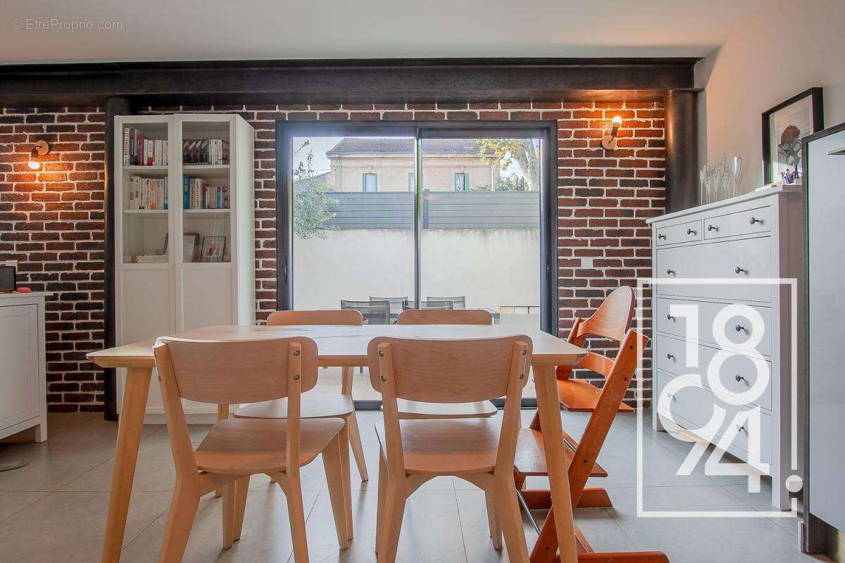 Maison à LE PUY-SAINTE-REPARADE