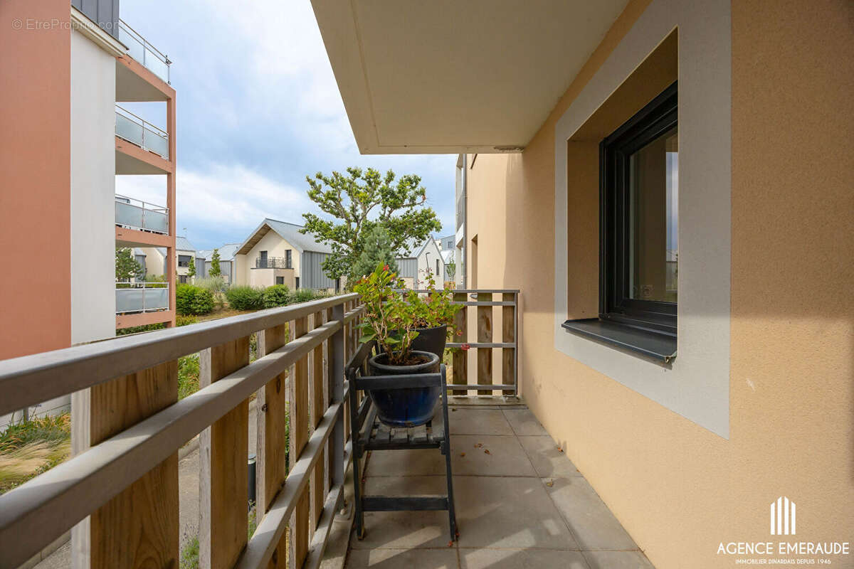 À vendre à Dinard, Appartement T4 avec balcon, garage, parking et cave, à deux pas des commerces et des plages. - photo 8