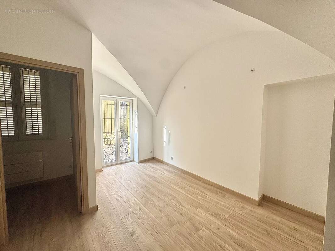 Appartement à SAINT-LAURENT-DU-VAR