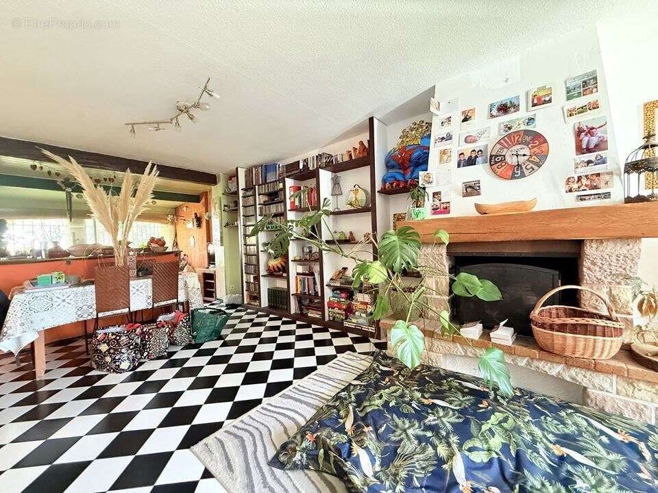 Maison à VIC-LA-GARDIOLE