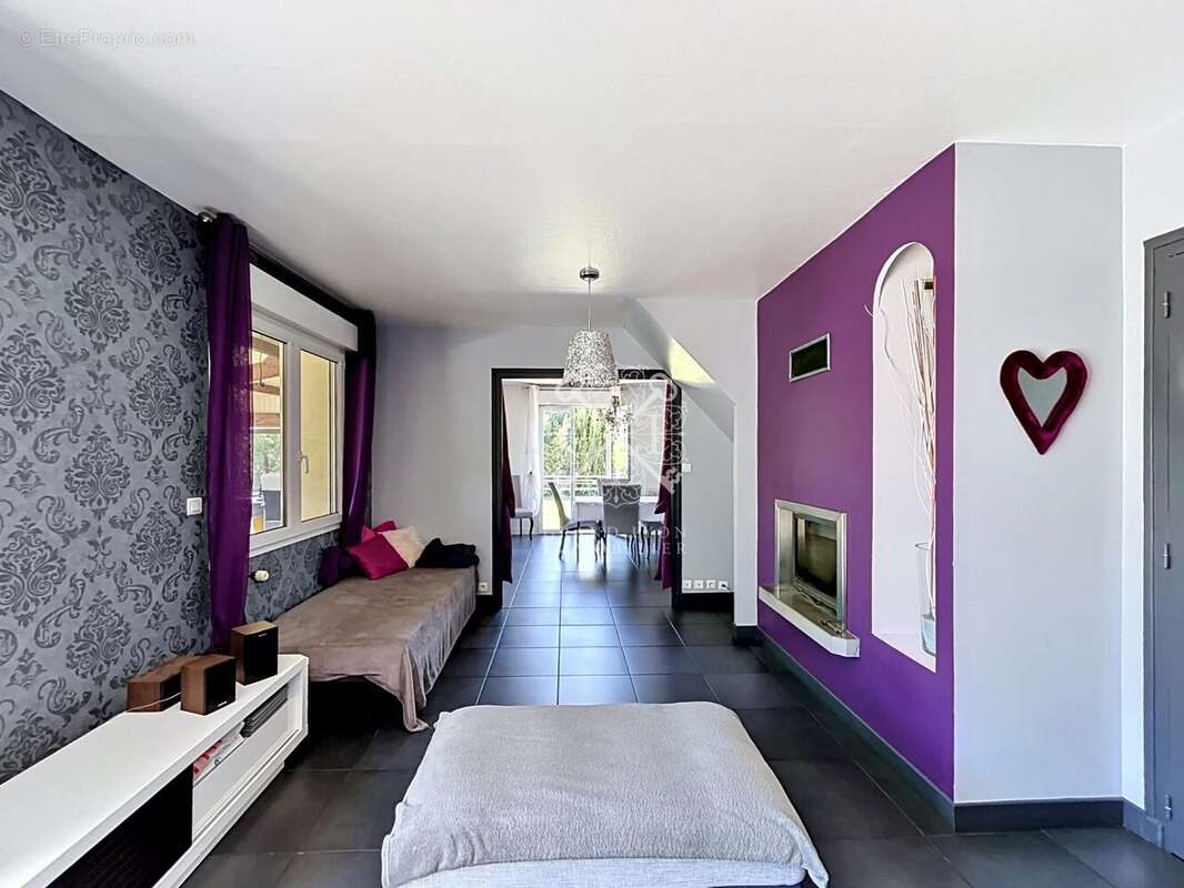 Maison à LES MARTRES-D'ARTIERE
