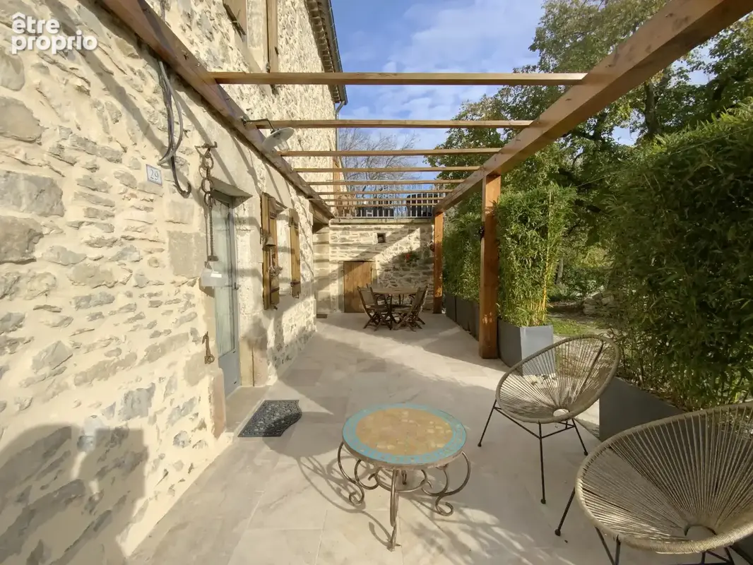 Maison en pierre rénovée avec jardin arboré. - photo 4
