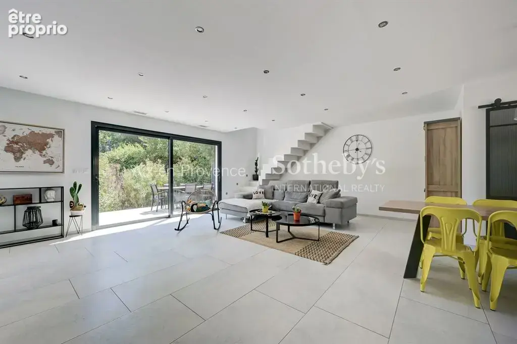 Élégante propriété familiale avec dépendance, piscine et jardin paysager - photo 8