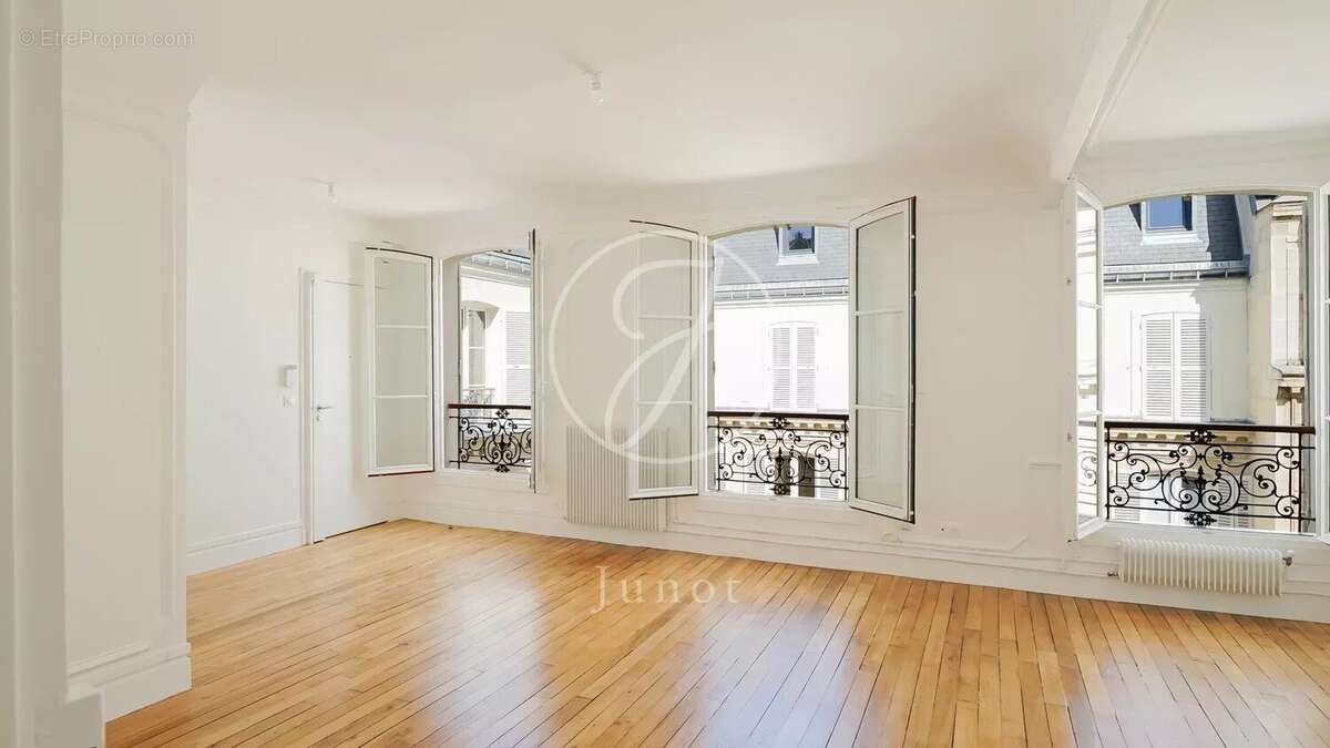 Appartement à PARIS-8E
