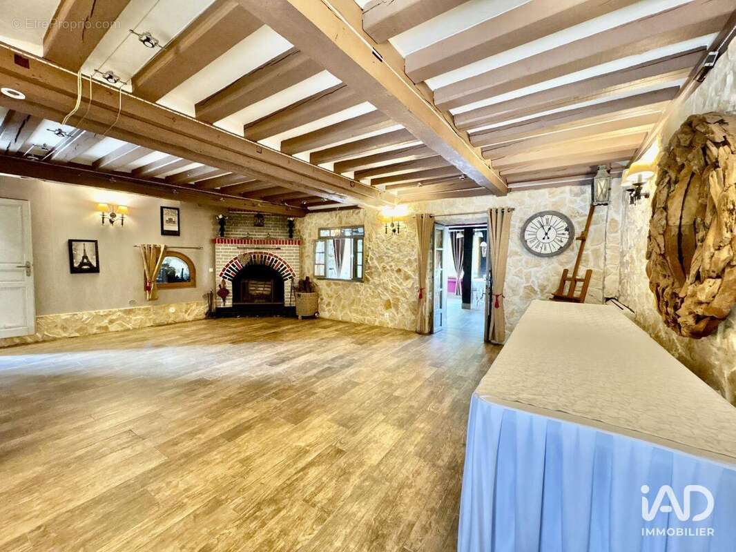 Photo 6 - Commerce à VARENNES-JARCY