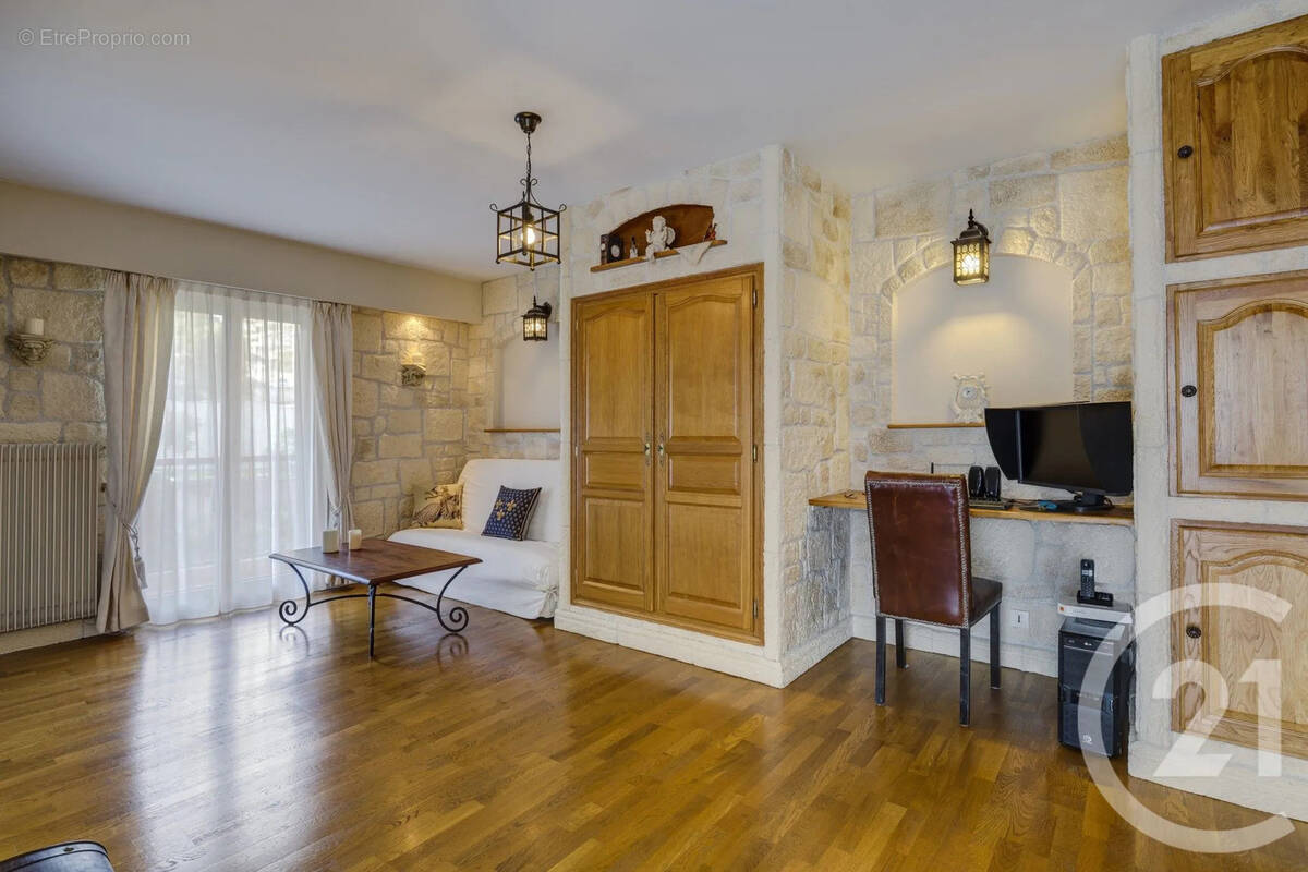 Appartement à SAINT-LAURENT-DU-VAR