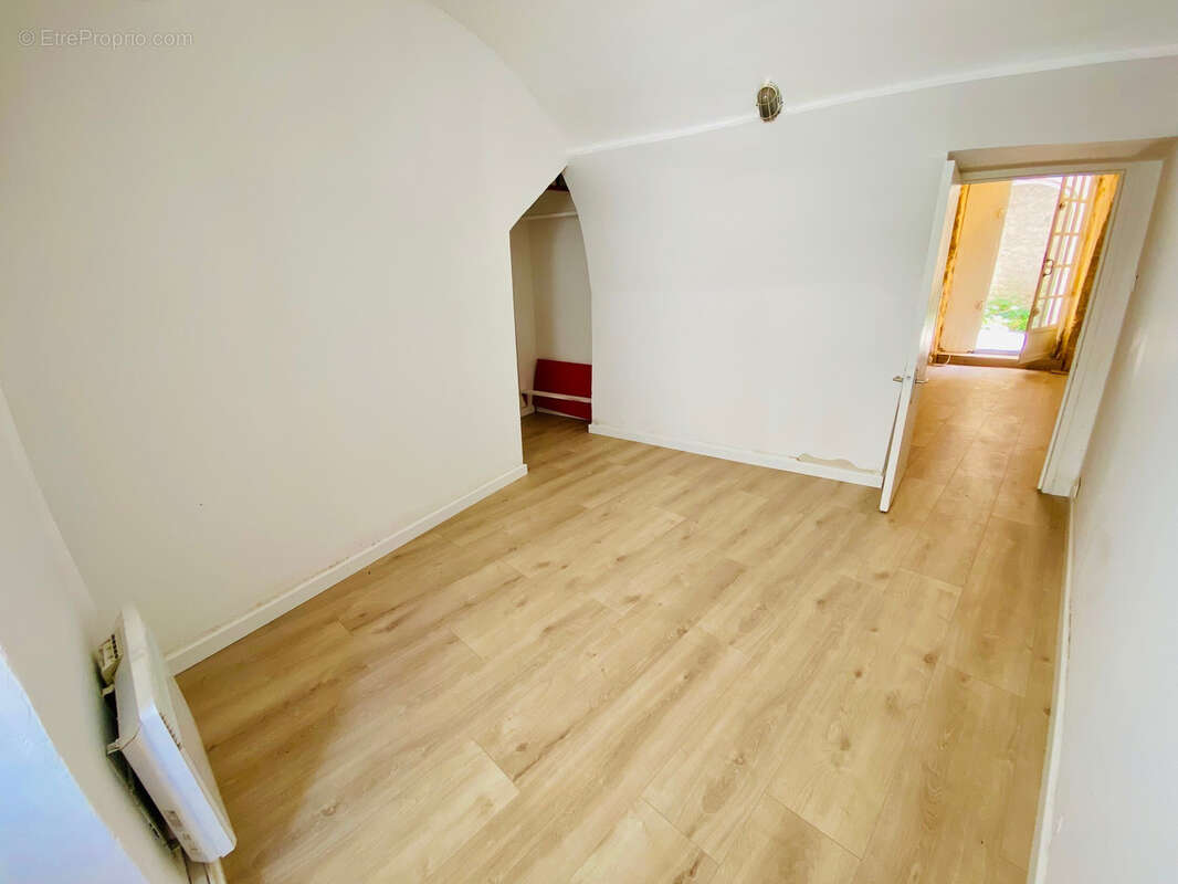 Villeneuve les Maguelone - Maison de village T3 de 65m2 plain-pied avec une cour de 20m2 une dependance, une c - photo 10