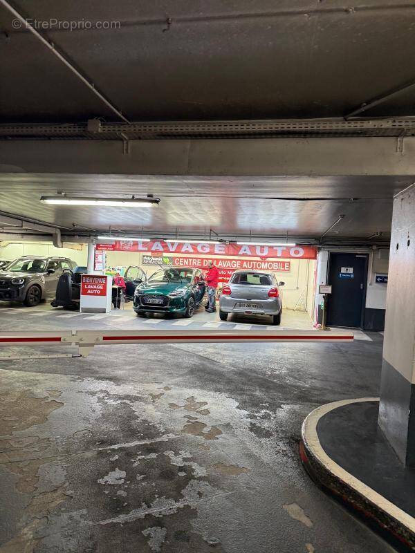 Parking à PARIS-2E