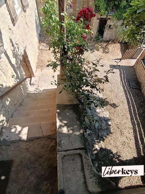 Maison en pierre -124 m² habitables - cour - terrasse - caves - 2/3 chambres - campagne - photo 2