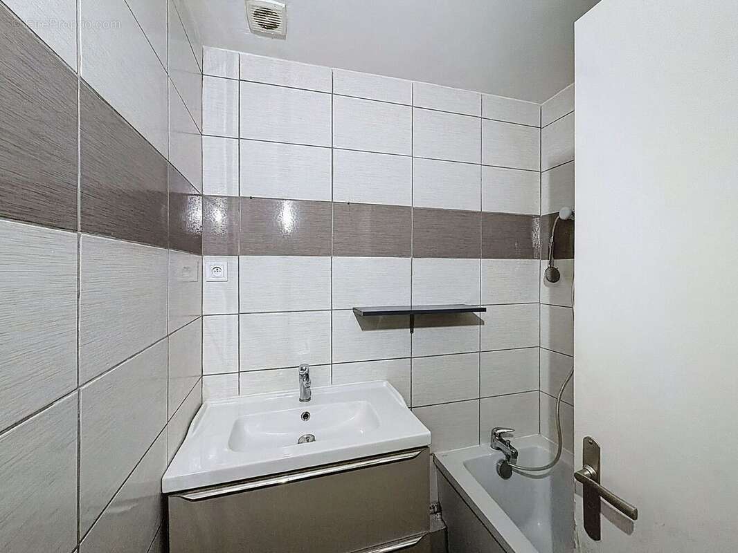 Appartement 45 m² à Le Chambon-Feugerolles  - photo 21