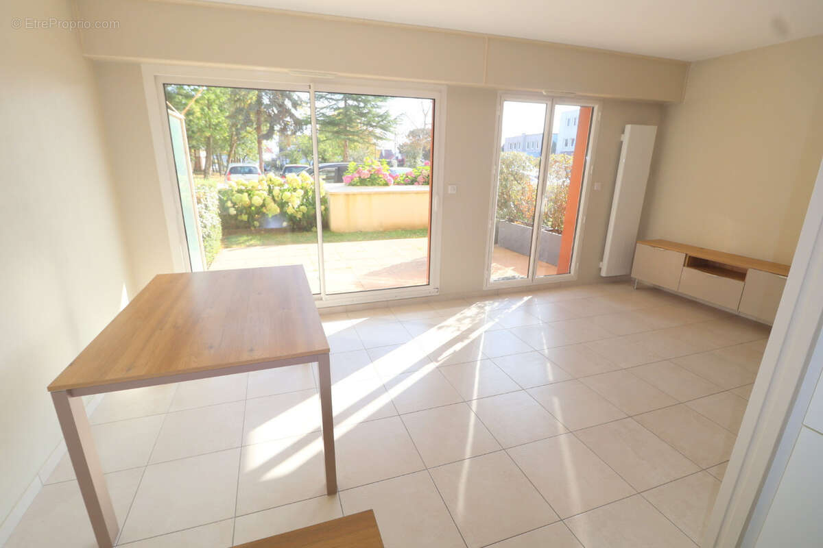 Face à un parc classé superbe 3 pièces de 80.61 m2 avec terrasse de 25 m2 cave et parking - photo 3