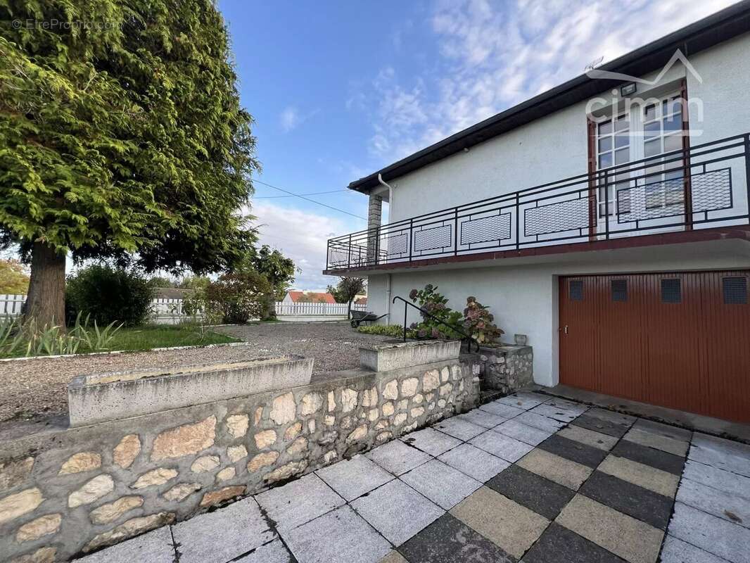 Maison à DOMPIERRE-SUR-BESBRE