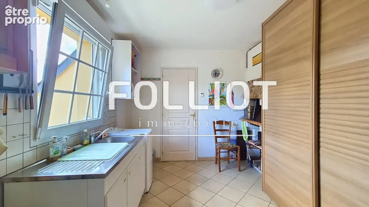 A vendre à Cérences PLEIN CENTRE Maison récente de 130 m² avec vie de plain-pied - photo 8