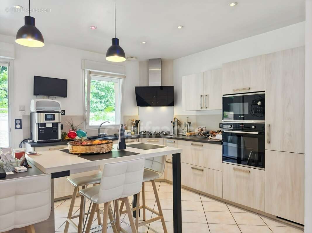 Maison familiale de 4 chambres sur plus de 6 000 m² de terrain à Saint-Maixent - photo 13