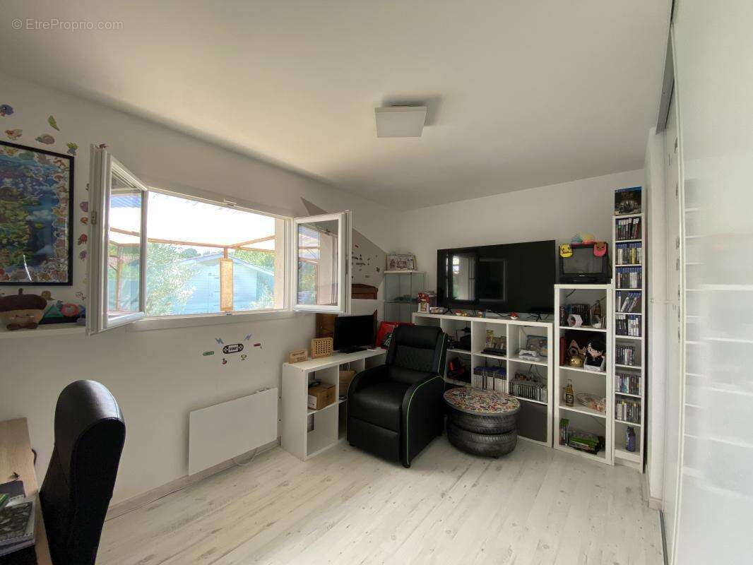 Maison 110 m² à Saint-Yzan-De-Soudiac  - photo 5