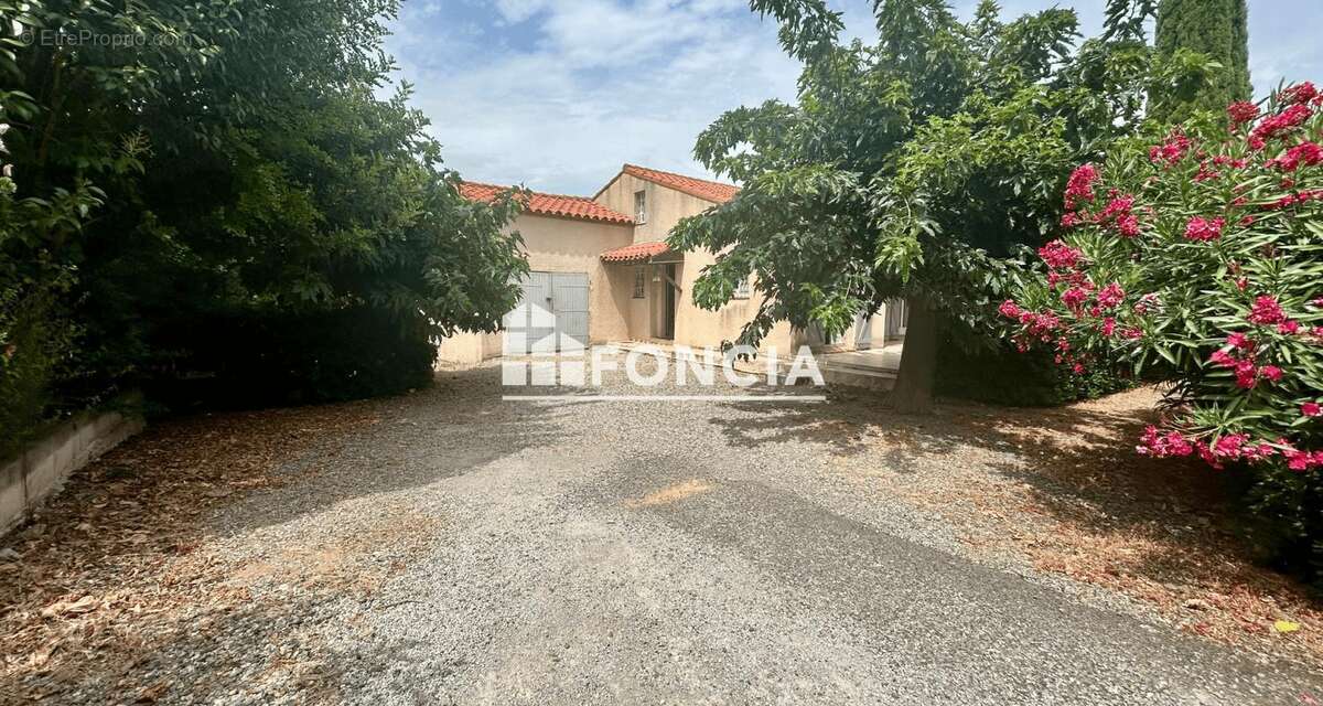 Maison 4 faces sur 900 m² de terrain arboré – Un bien rare entre plage et village - photo 3