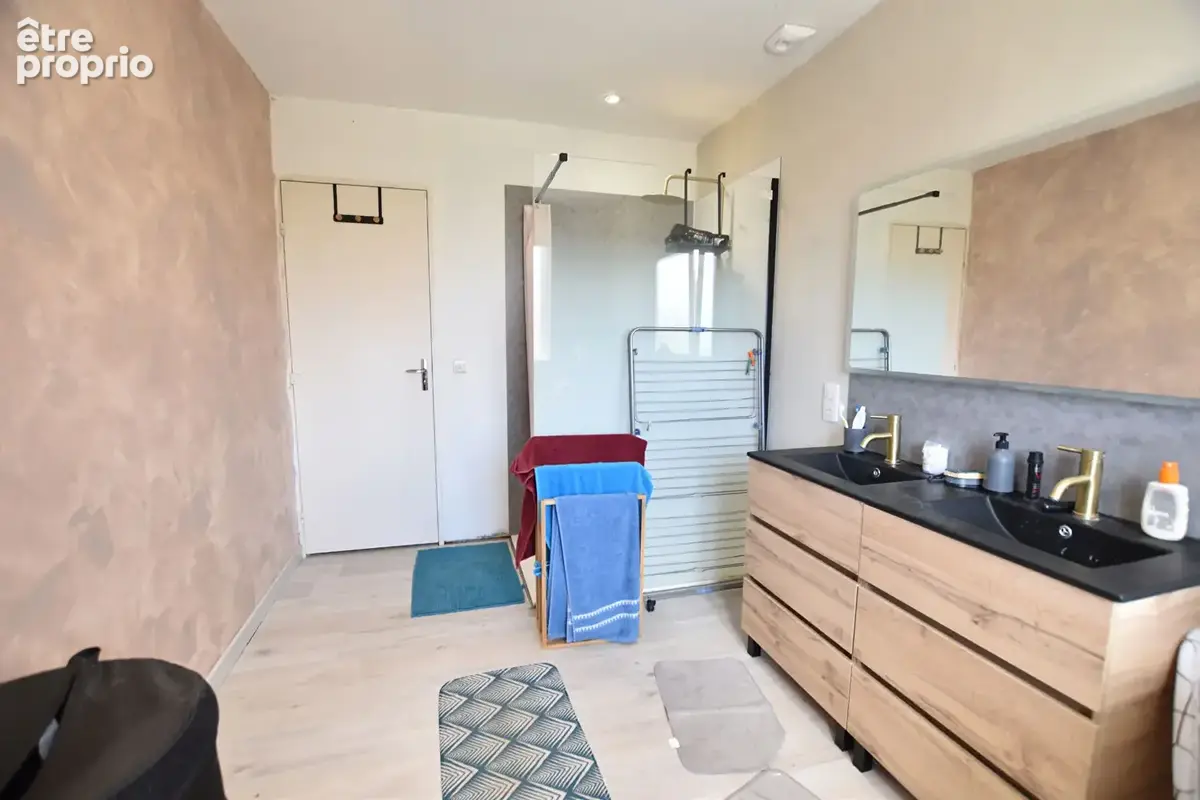 Maison avec dépendances, piscine et 2 hectares de terrain. - photo 8