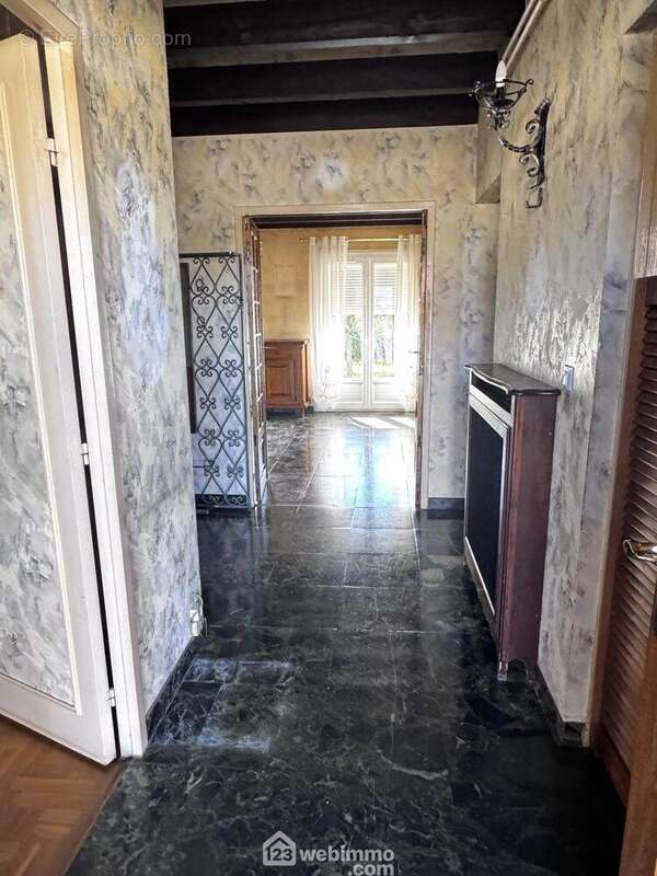 Découvrons cette maison par son entrée avec placard sous escalier - Maison à VILLABE