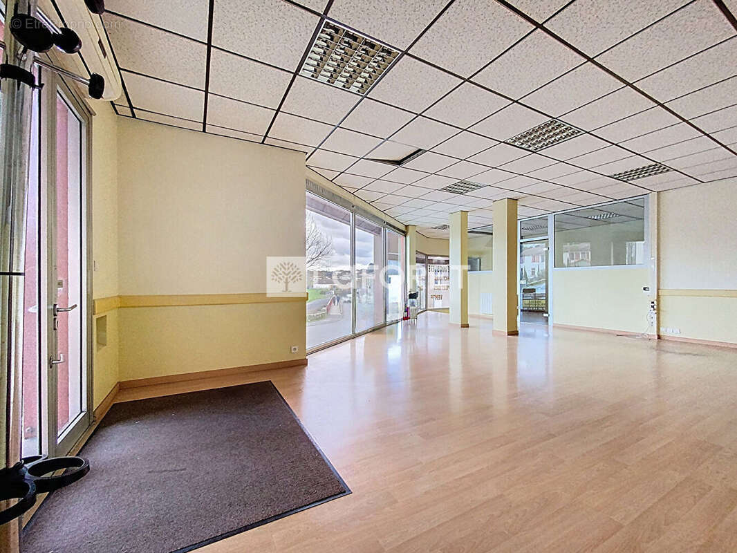 Commerce à MONTFAUCON-MONTIGNE