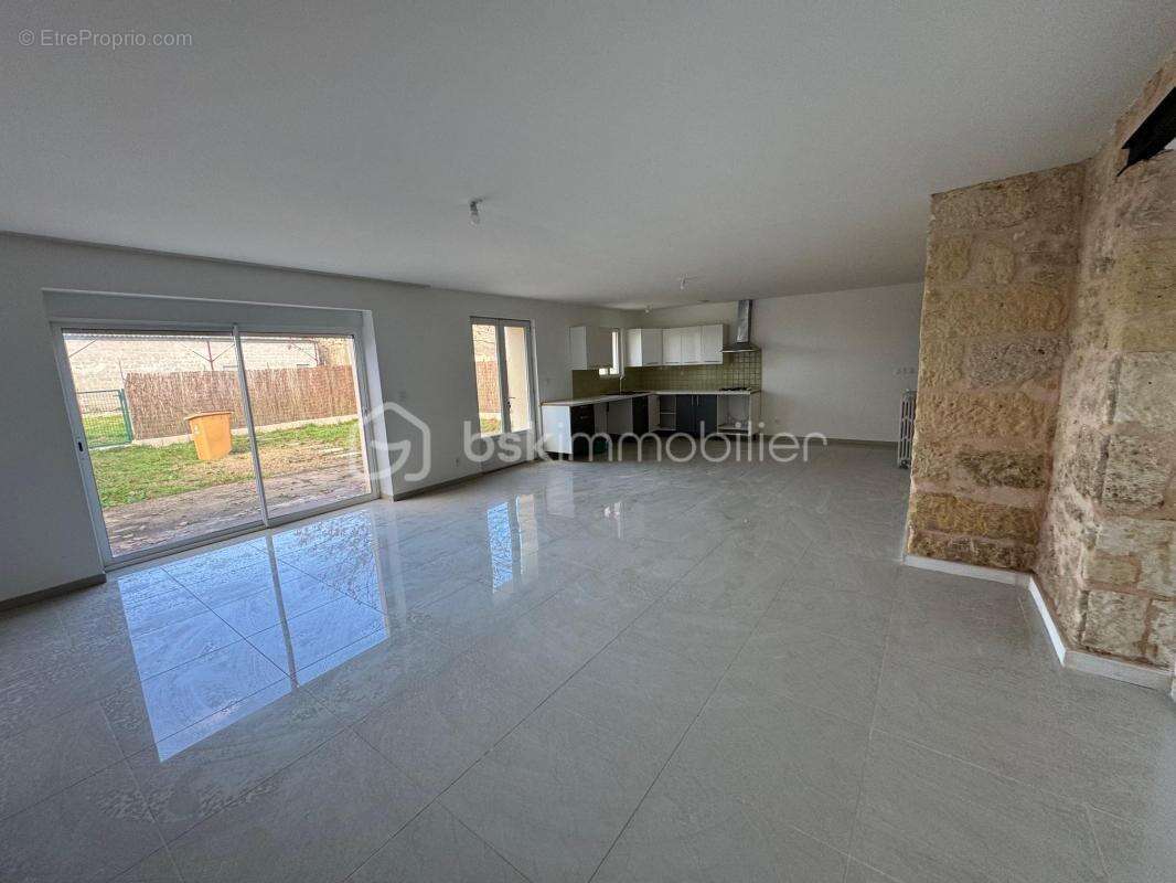 Maison à LES ARTIGUES-DE-LUSSAC