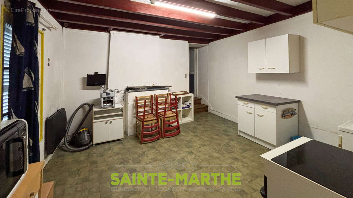 Immeuble avec commerce et logement. - photo 2