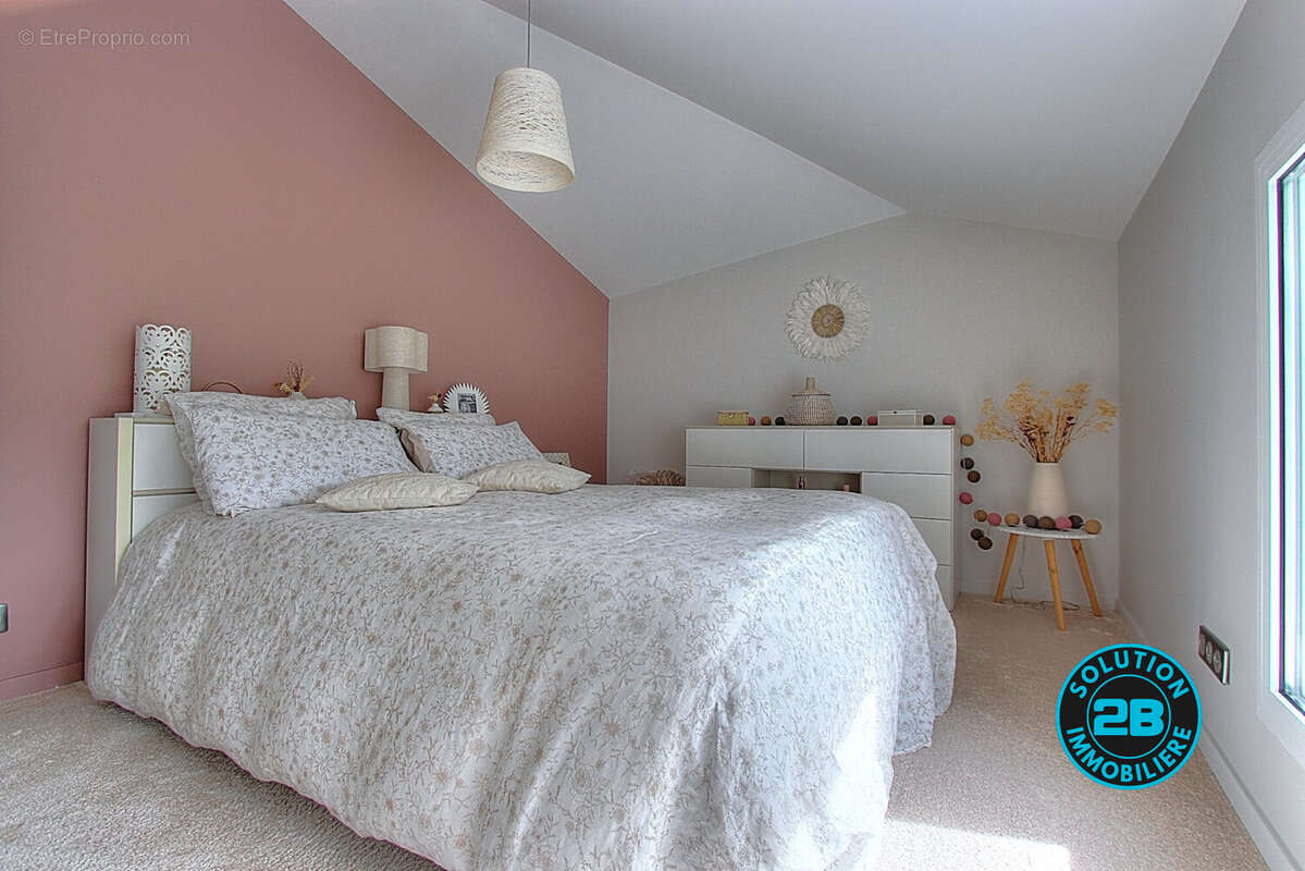 CHAMBRE 03 1er étage - Appartement à CHALLES-LES-EAUX