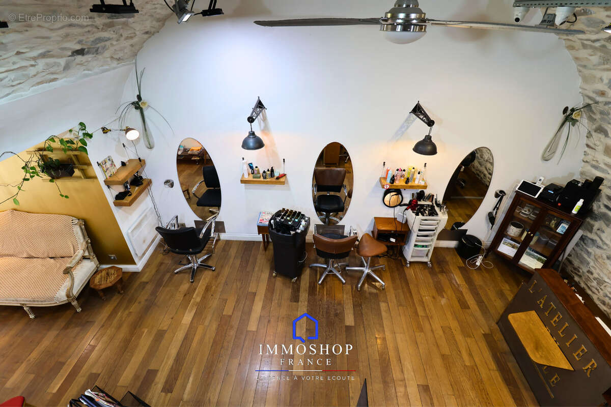 Commerce à ROQUEFORT-LA-BEDOULE