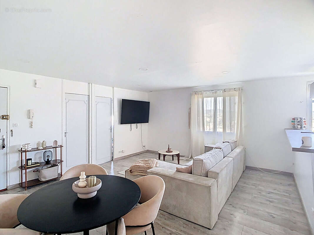 Appartement à BAGNOLS-SUR-CEZE