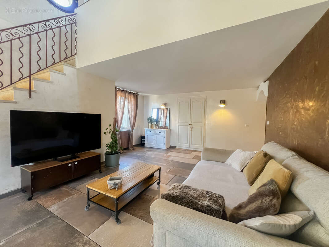 Maison à SAINT-MITRE-LES-REMPARTS