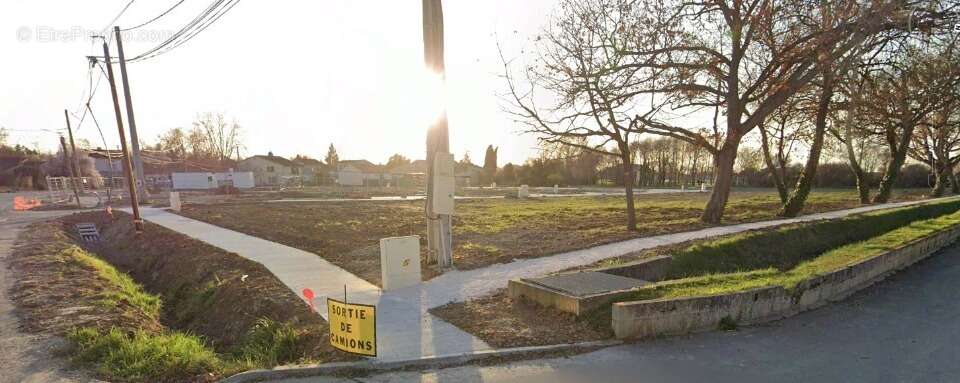 Terrain à LAMASQUERE