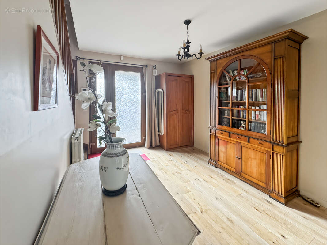 COURBEVOIE 92, Rue Hoche - Maison familiale avec jardins de 111m2 habitables + plus de 52m2 d'annexes (garage - photo 6
