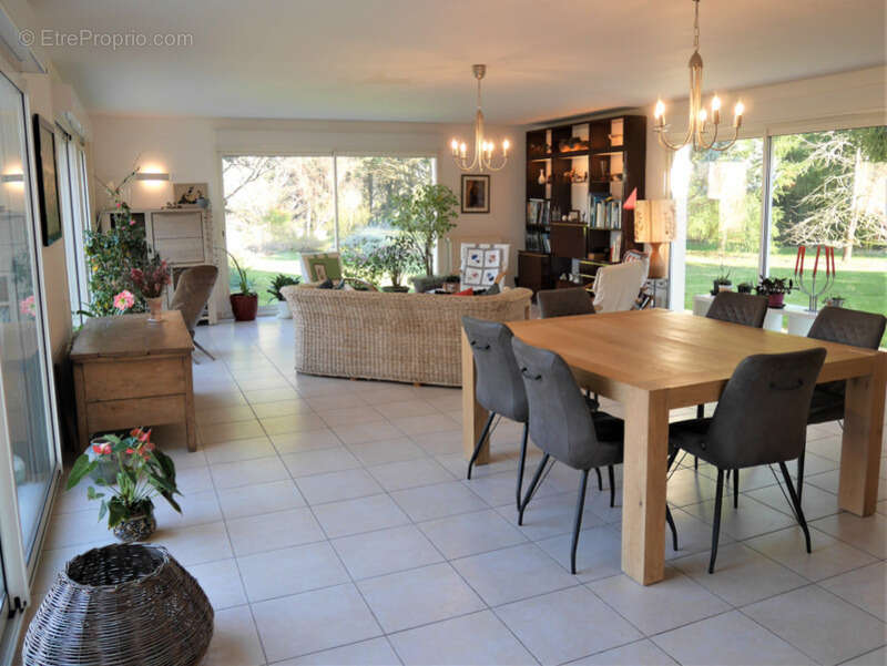 Maison à LA ROCHEBEAUCOURT-ET-ARGENTINE